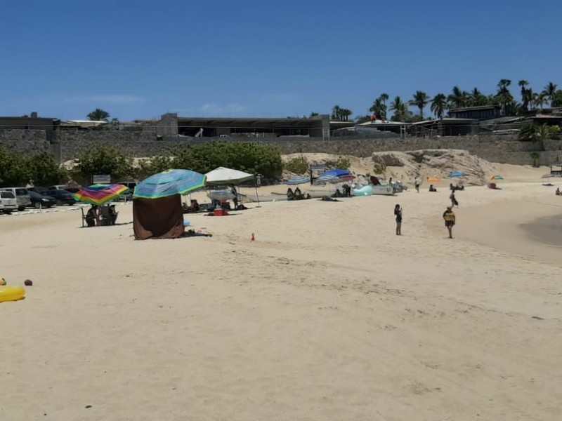 Bañistas siguen protocolos de salud en playas