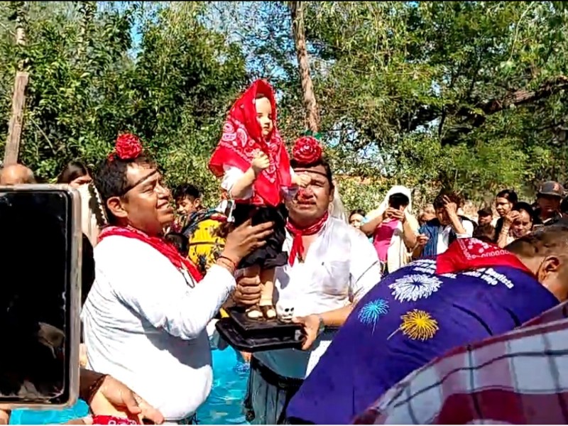 Baño a San Juan en Pueblo Viejo: pero en alberca de plástico