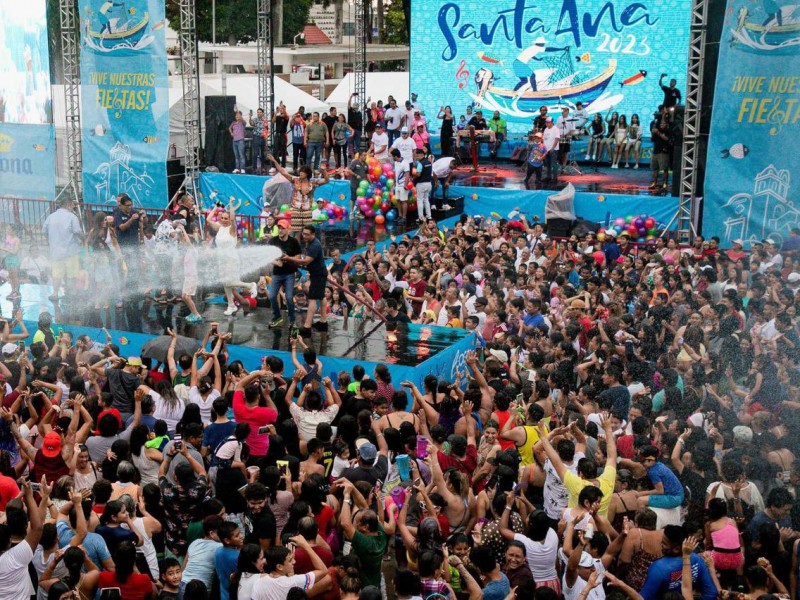 Baño popular bajo la lluvia en Boca del Río