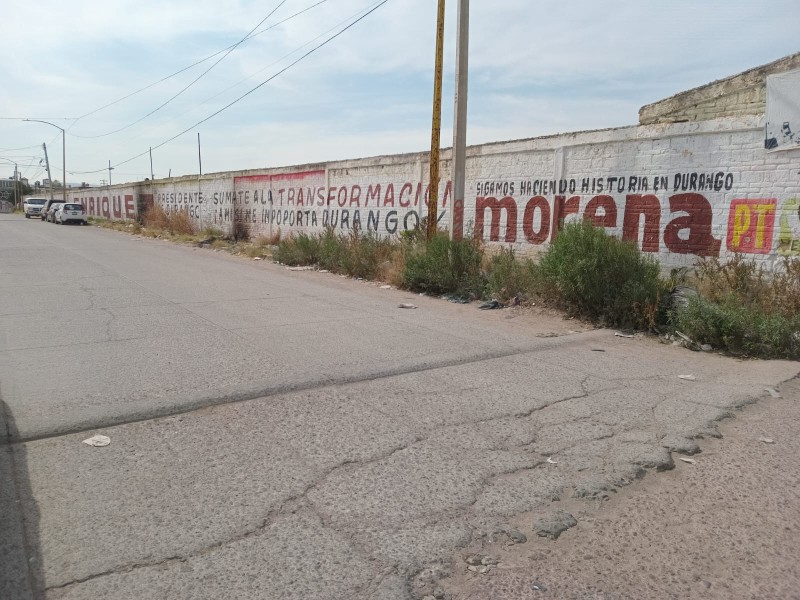 Banqueta obstruida en Plan de Ayutla pone a peatones en riesgo