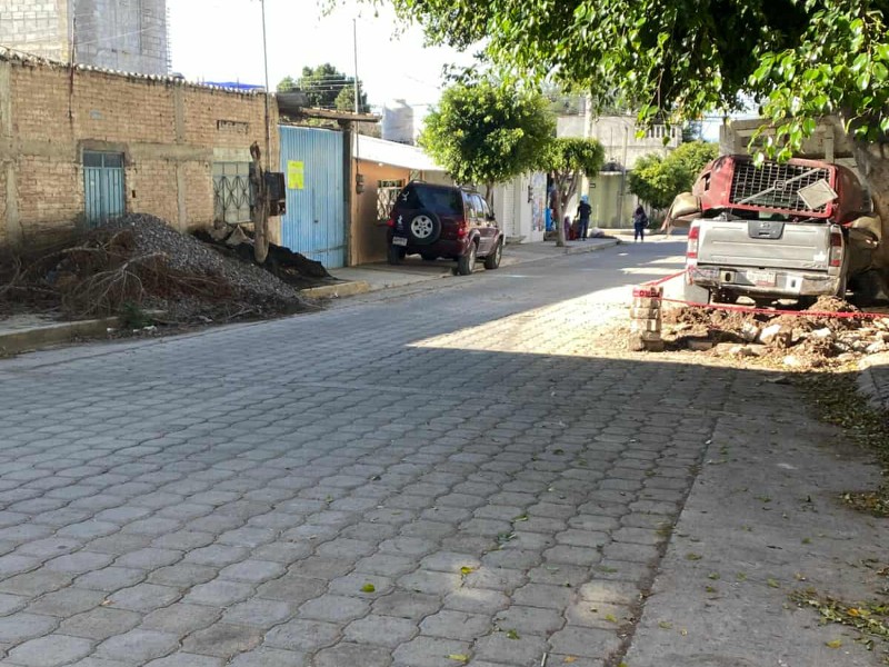 Banqueta obstruida por camioneta y material en Las Flores