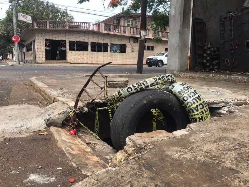 Banqueta y registro roto en calle Sánchez Tagle