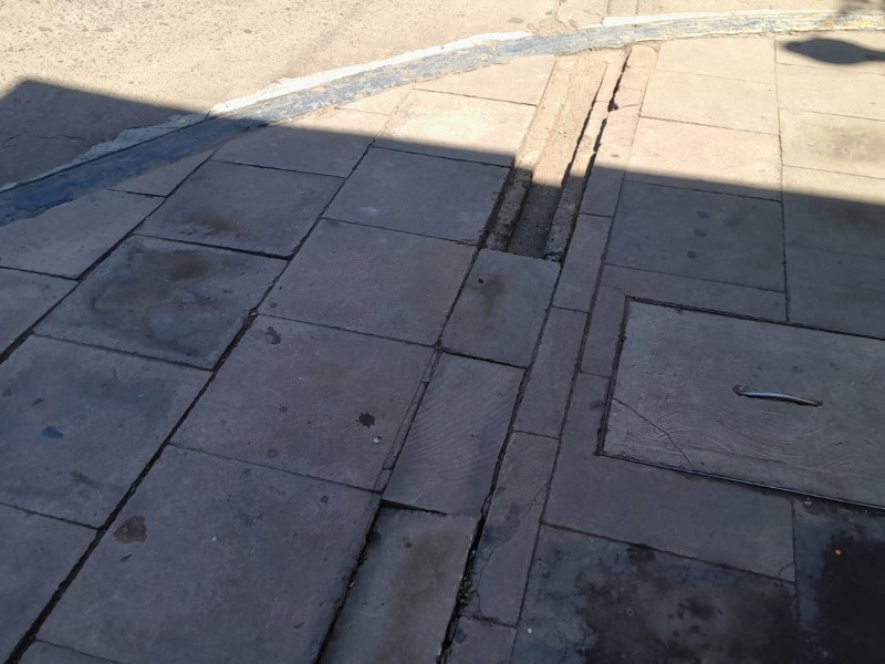 Banquetas dañadas en el Centro Histórico de Durango representan un riesgo constante