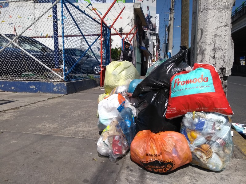 Banquetas de Izcalli Toluca convertidas en basurero