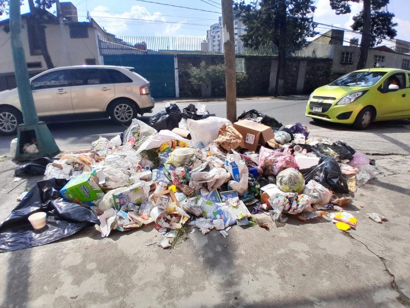 Banquetas de Toluca se convierten en basureros