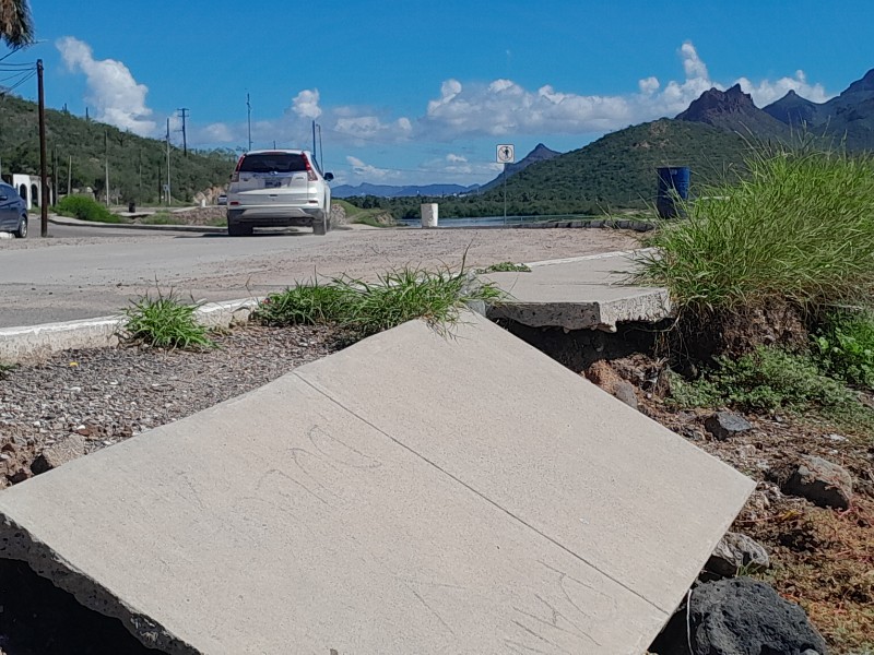 Banquetas del Andador de las Tinajas en abandono por autoridades