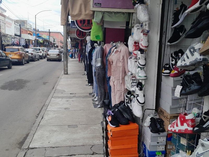 Banquetas en mal estado limitan la movilidad de personas con discapacidad