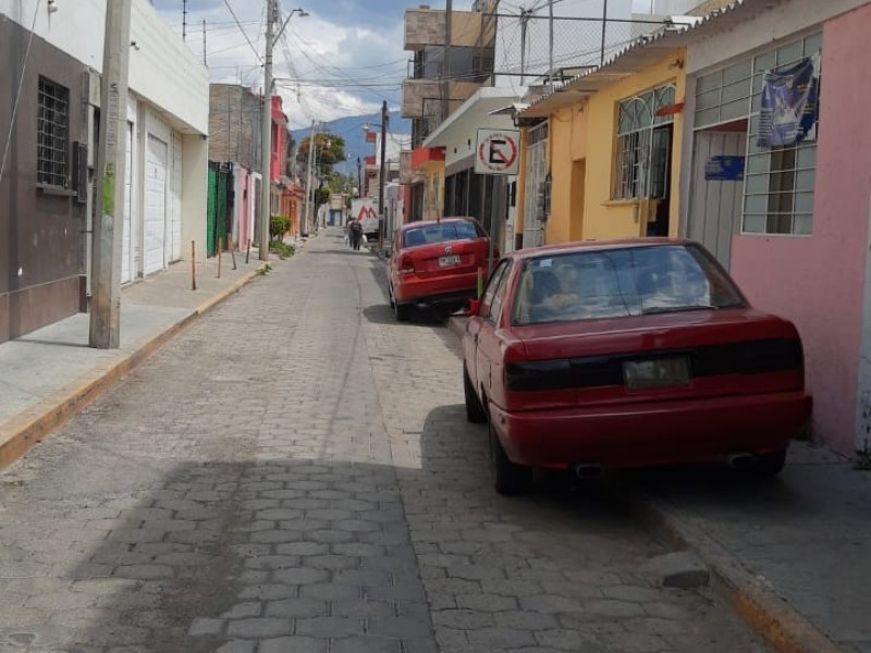 Banquetas no pueden ser usadas por autos: Transito Municipal