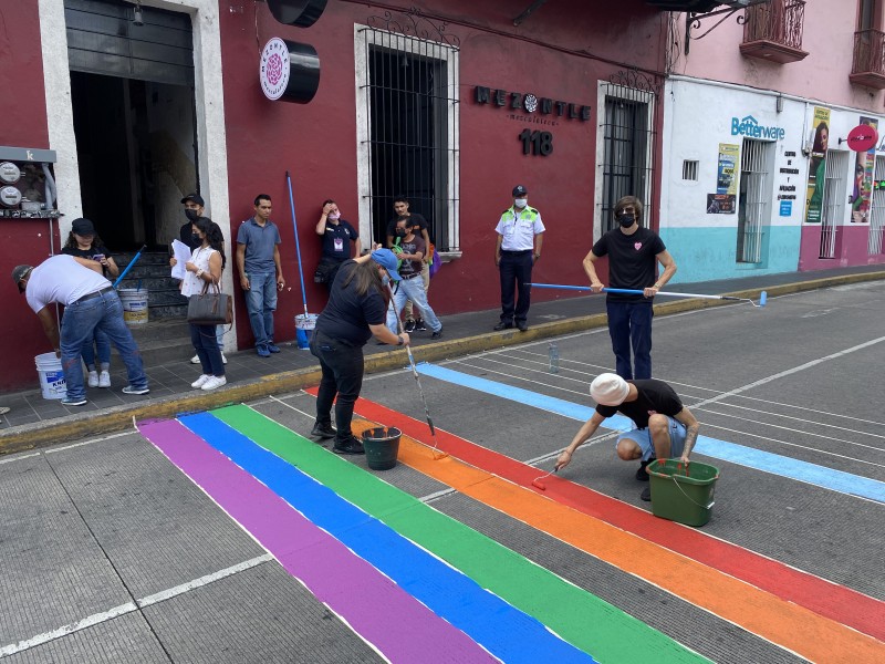 Bar plasma bandera LGBT en cruce peatonal de Xalapa