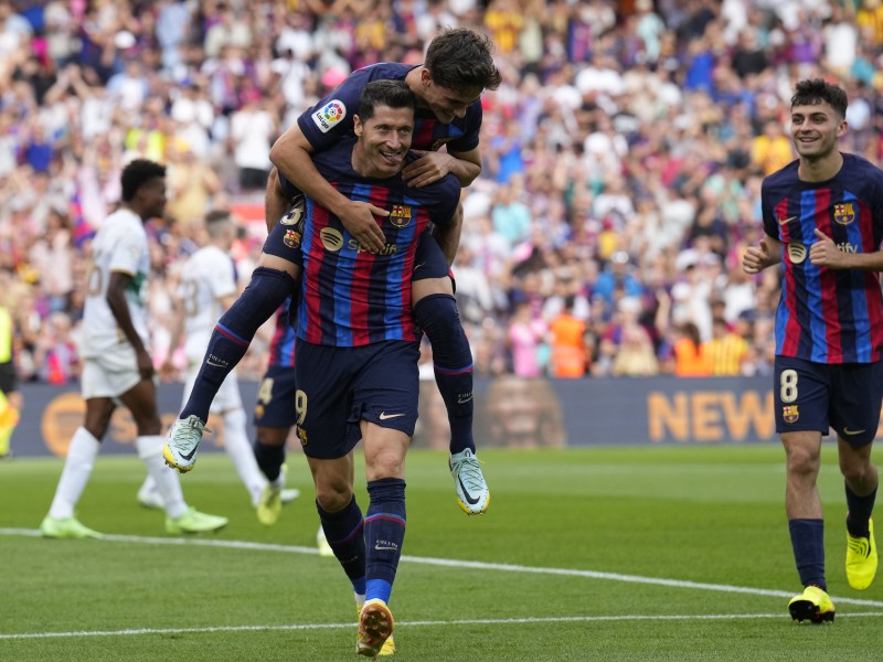 Barcelona enrachado. Vence 3-0 al Elche y es líder momentáneo