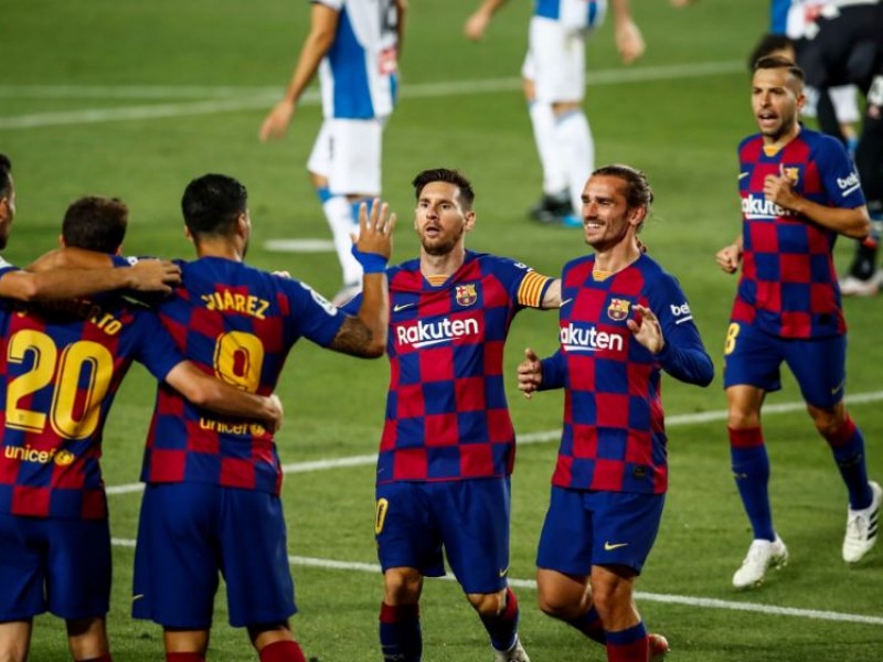 Barcelona gana y desciende al Espanyol