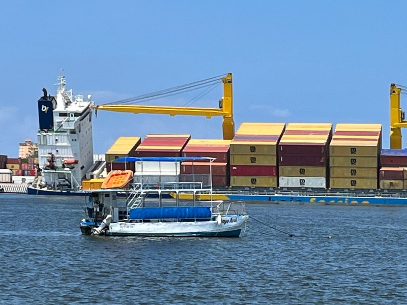Barco de carga termina semi hundido en Mazatlán