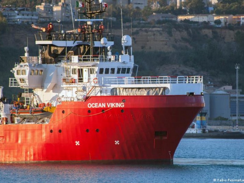 Barco humanitario busca puerto para desembarcar 466 migrantes