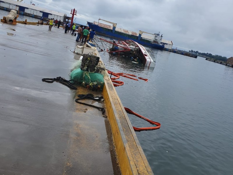 Barco pesquero se hunde en Salina Cruz