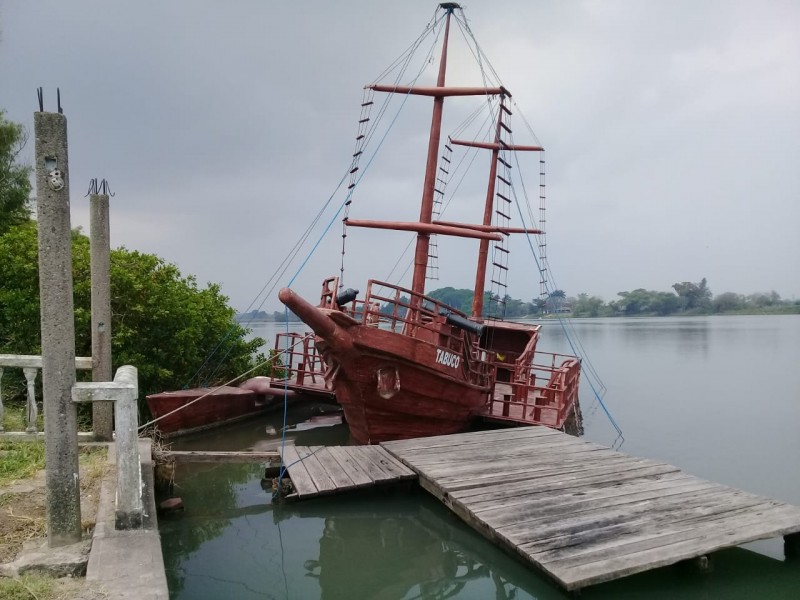 Barco turístico, 16 meses anclado en Tuxpan