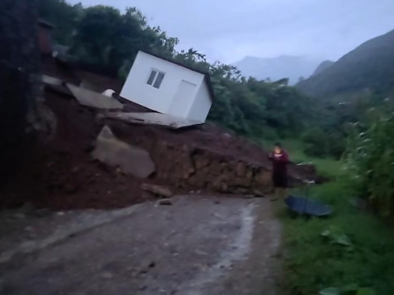 Barda del rancho de Miguel Barbosa cae encima de camioneta
