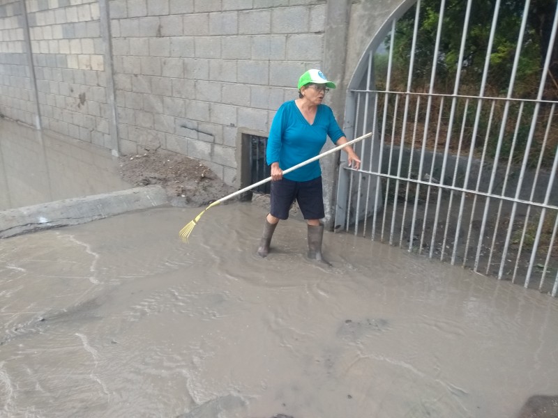 Barda perimetral afecta a vecinos durante lluvias