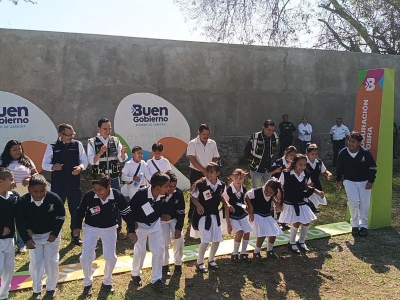 Barda Perimetral entregada beneficiando a niños de escuela Justo Sierra Barda Perimetral entregada beneficiando a niños de escuela Justo Sierra