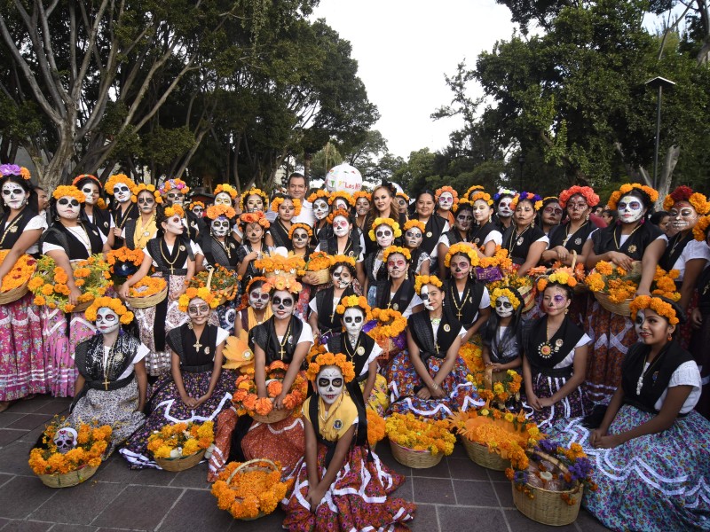 Barrios de Oaxaca, realizan gran comparsa por “Día de Muertos”