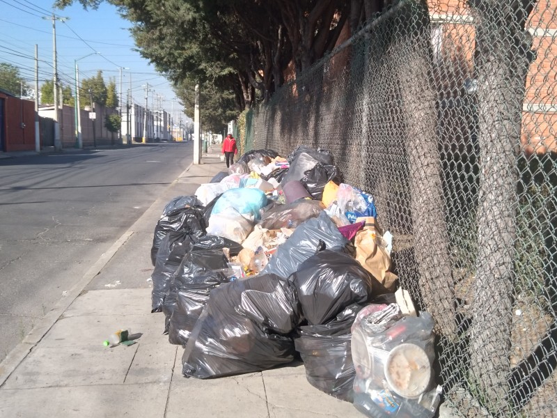 Basura aún invade calles de Toluca