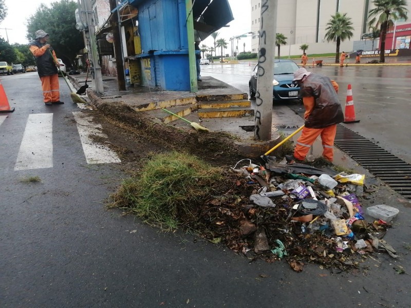 Basura, causa de fallas en drenaje pluvial en Torreón