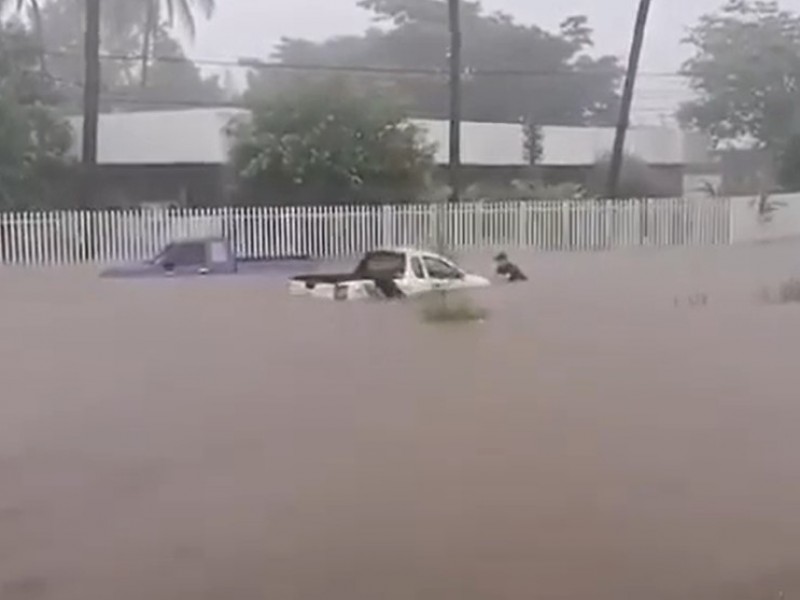 Basura causa inundación en av. de la Cultura