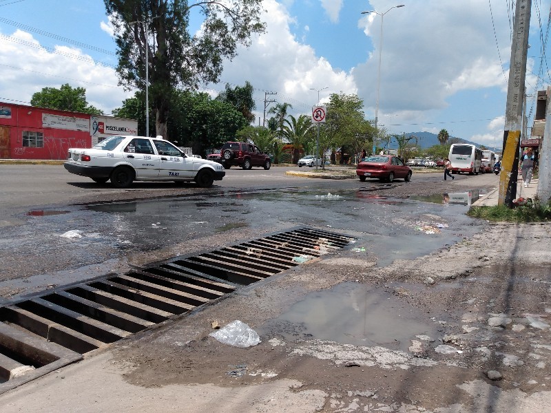 Basura colapsó drenaje en calle de Xalisco