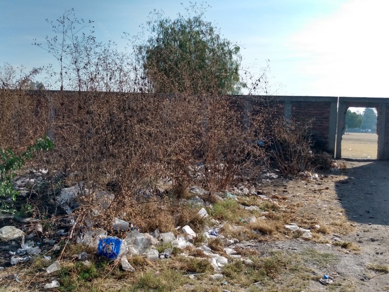 Basura en alrededores de los campos nuevos