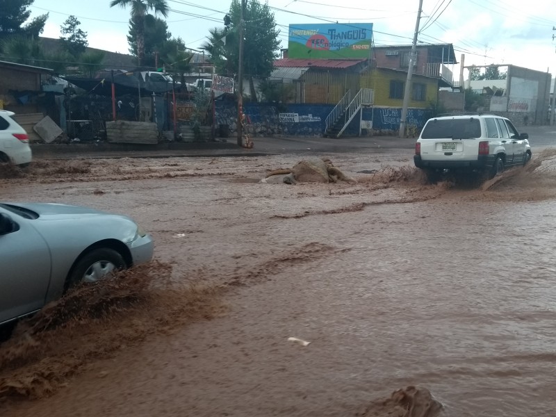 Basura en arroyos escena cada temporada de lluvias