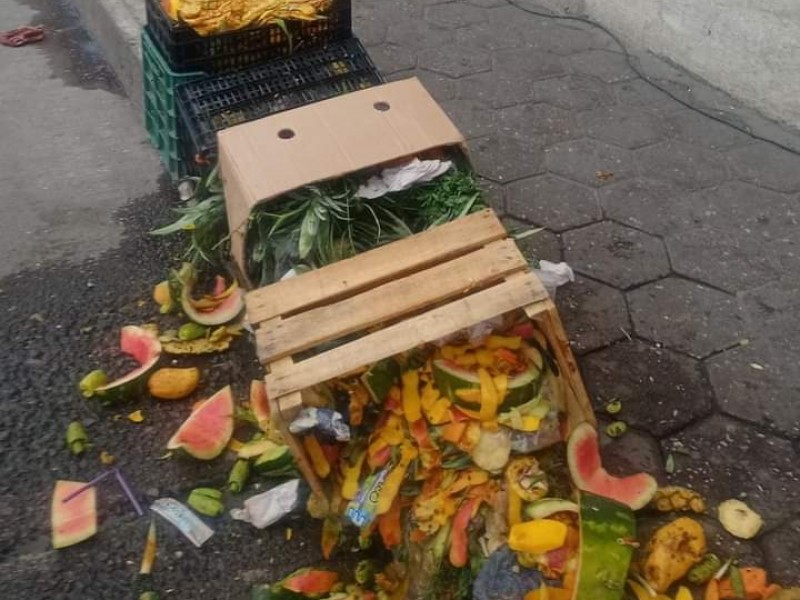 Basura en calles de Rafael Lara Grajales tras mercado