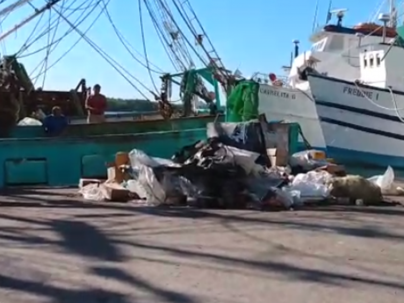 Basura en el Bonfil tras zarpar a las capturas