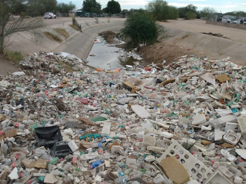 Basura en el canal de aguas SLRC