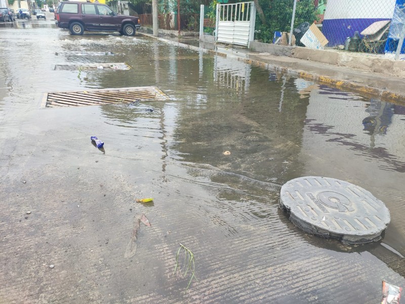 Basura en las calles causó anegaciones