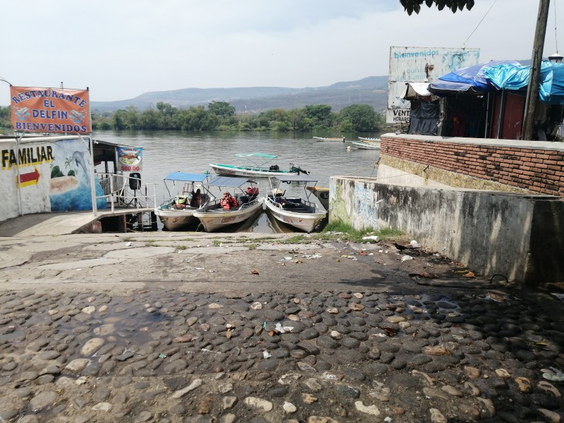 Basura en malecón de Chiapas, a la vista de paseantes