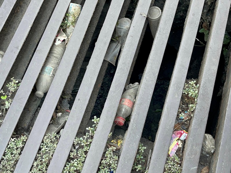 Basura en rejillas agrava anegaciones en temporada de lluvias