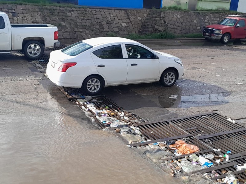 Basura en rejillas provoca encharcamientos en avenida Primo de Verdad