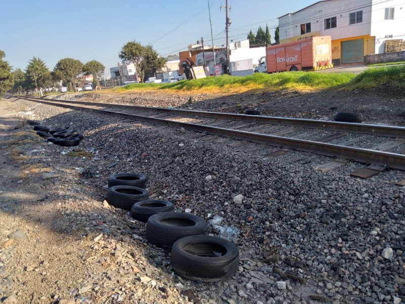 Basura en vías del tren carretera Toluca-Atlacomulco