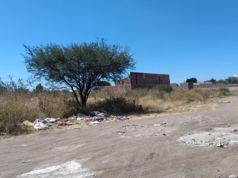 Basura, escombro e inseguridad en Villas de San Juan