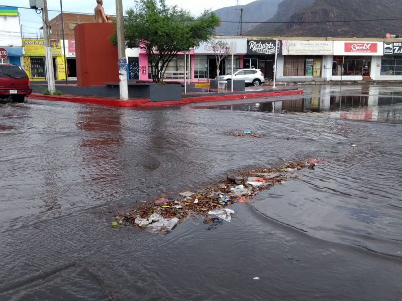 Basura impide paso de agua