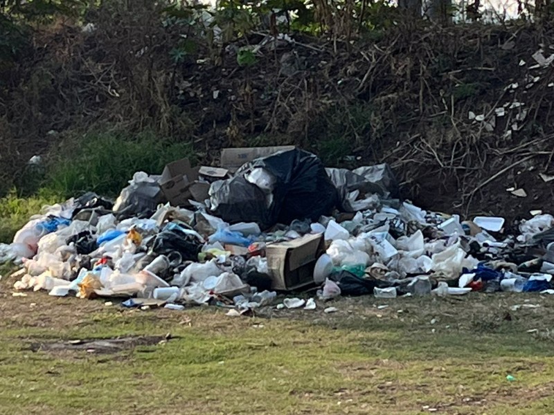 Basura invade canchas de Tres Puentes y vecinos denuncian abandono ...