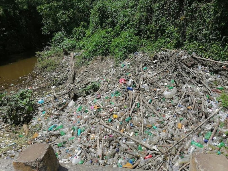 Basura invade cuerpos de agua en Cerro Azul