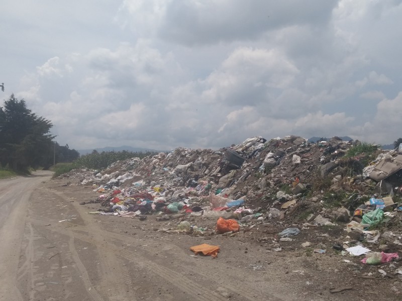 Basura llega hasta cultivos mexiquenses