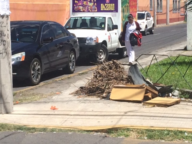 Basura obstaculiza paso de peatones