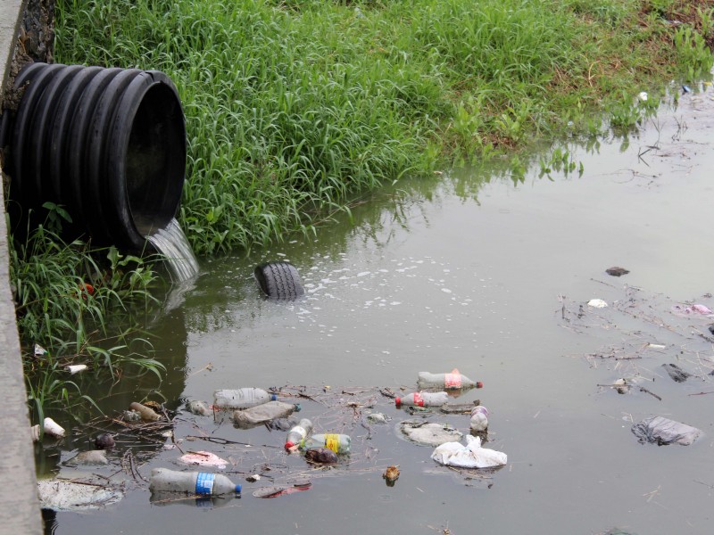 Basura obstruye canales pluviales