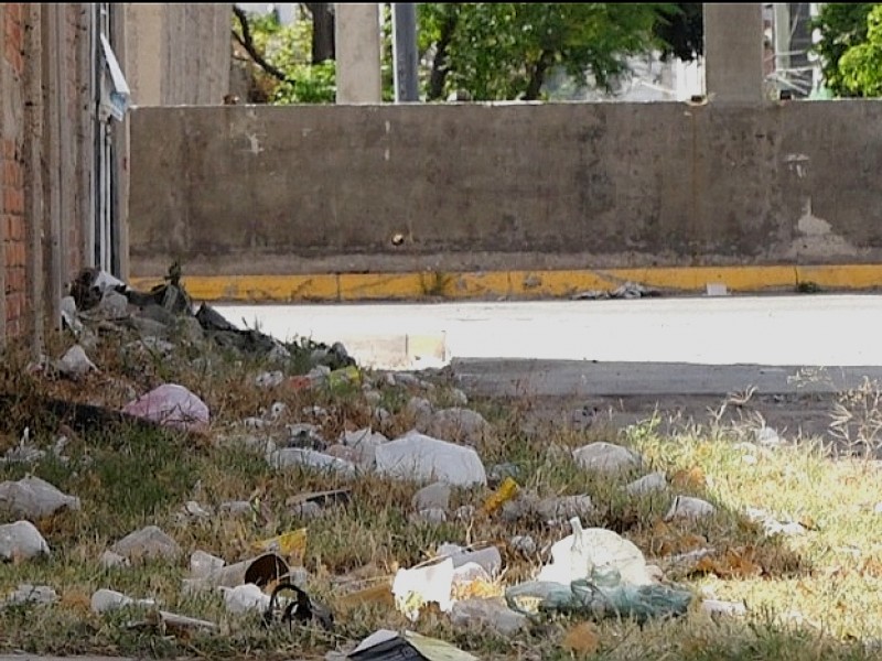 Basura obstruye coladeras y provoca encharcamientos