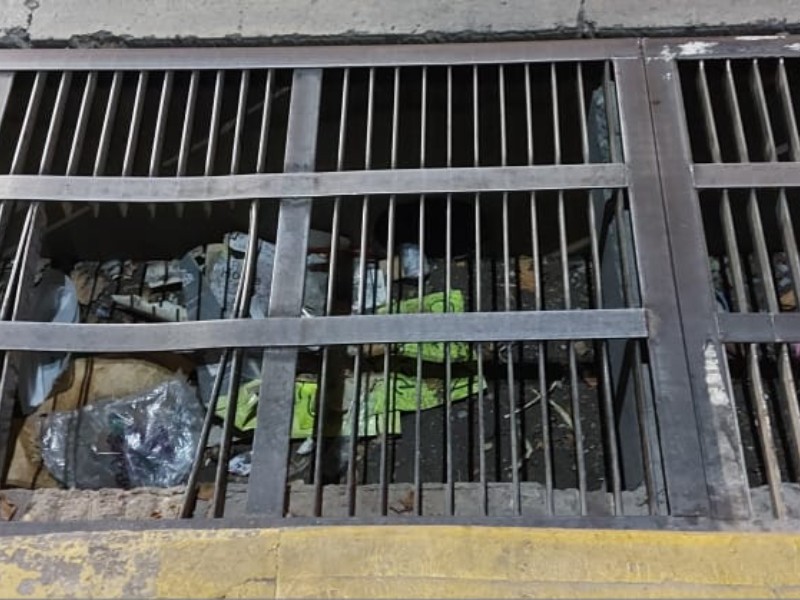 Basura regada o mal depositada termina en taponamientos