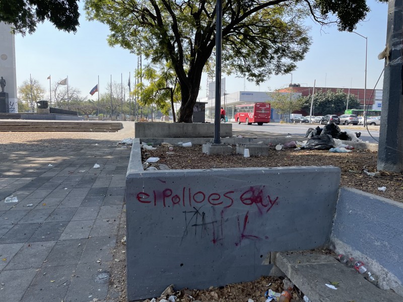 Basura se apropia de la plaza Benito Juárez