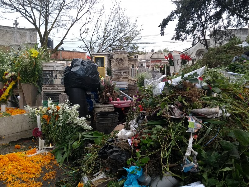 Basura se desparrama en tumbas en Santa Ana