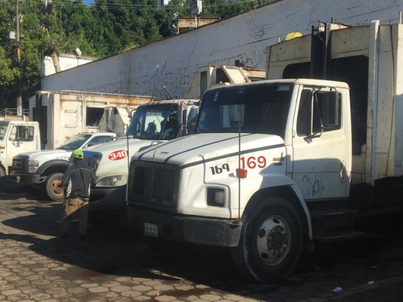 Basura sigue acumulada en camiones de Limpia Pública