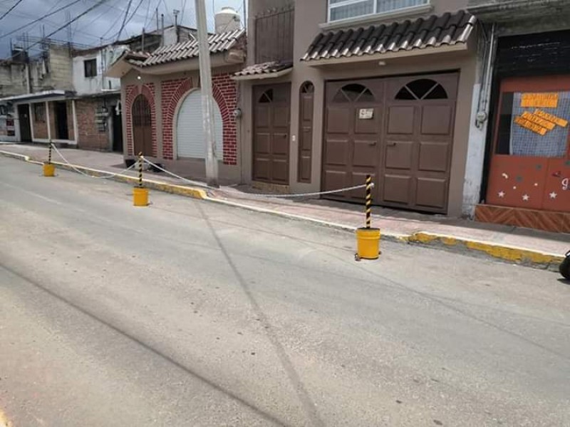 Basura, taxis y botes obstruyen calles de Santiago Tianguistenco